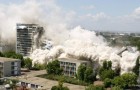 Dynamitage des barres d'immeuble Ravel et Presov de la cité des 4000 à La Courneuve en région parisienne le 23 juin 2004