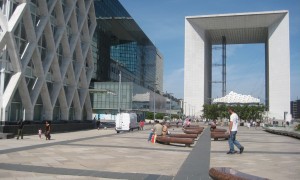 Du mobilier urbain, sur le parvis de La Défense - Paris
