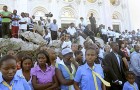 Des milliers d'Haïtiens ont participé à une messe en plein air sur les ruines de la basilique Notre-Dame pour commémorer le premier anniversaire du séisme.