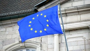 Le drapeau européen flotte au vent sur un fond d'architecture