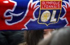 Un supporter brandit l'étendard du club de l'Olympique Lyonnais, le 25 mars 2008 à Lyon Un supporter brandit l'étendard du club de l'Olympique Lyonnais, le 25 mars 2008 à Lyon