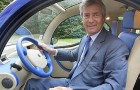 Le groupe Bolloré mettra à disposition des Parisiens des voitures électriques louées 5 euros la demi-heure (ici Vincent Bolloré dans une BlueCar) Le groupe Bolloré mettra à disposition des Parisiens des voitures électriques louées 5 euros la demi-heure (ici Vincent Bolloré dans une BlueCar)