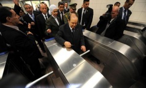 Le président algérien Abdelaziz Bouteflika lors de l'inauguration officielle du métro d'Alger le 31 octobre 2011