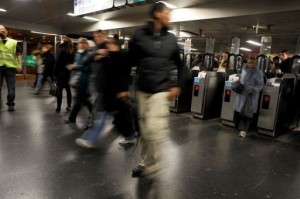 Photo prise le 9 novembre 2009 à Paris d'usagers arrivant à la station Châtelet les Halles