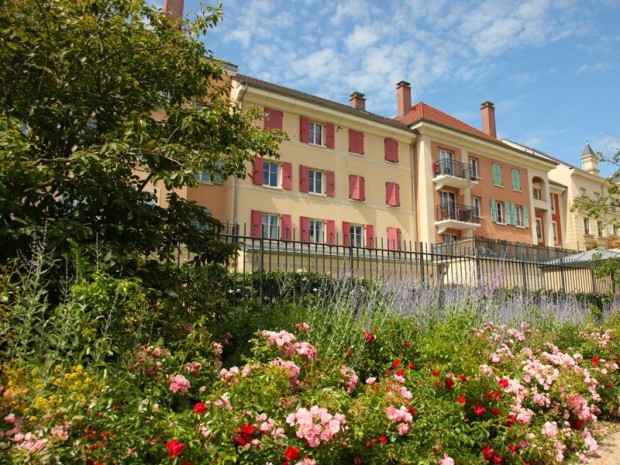 Ici, maisons et immeubles se côtoient.