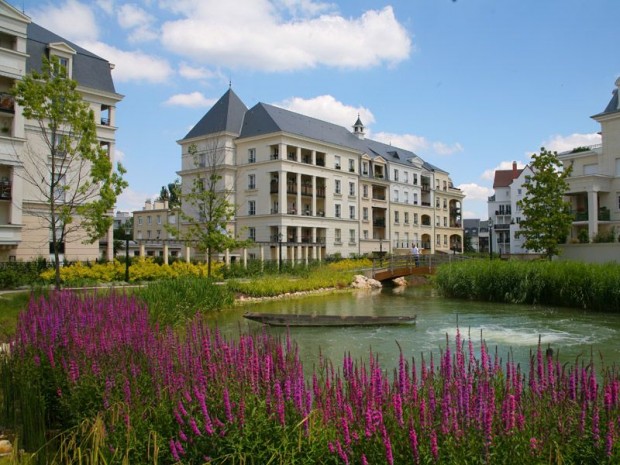 La "Cité-Jardin" du Plessis-Robinson se situe le long d'une rivière.