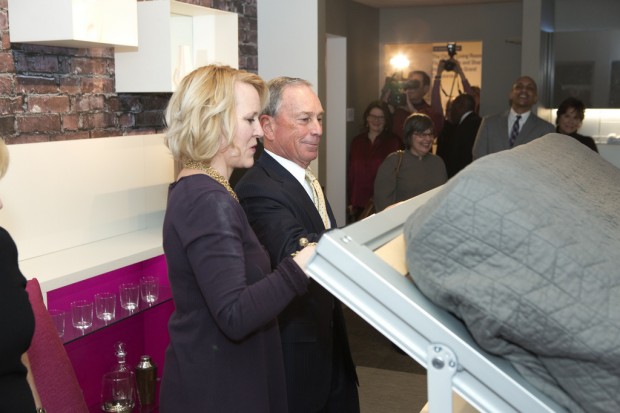 Michael Bloomberg, maire de New York, présente la maquette à l'échelle 1 d'un module adAPT NYC MicroUnit.
