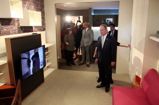 Michael Bloomberg, maire de New York, présente la maquette à l'échelle 1 d'un module adAPT NYC MicroUnit.