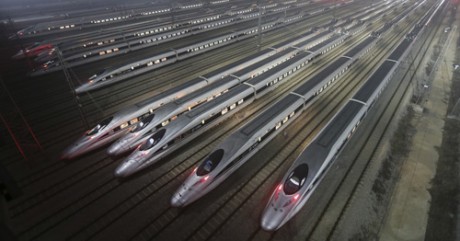 Des trains à grande vitesse CRH380 dans un centre de maintenance à Wuhan (Hubei), le 25 décembre 2012.