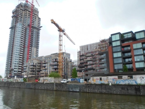 Le projet Up-site, avec sa tour de 140 m de haut, sur les berges du canal.