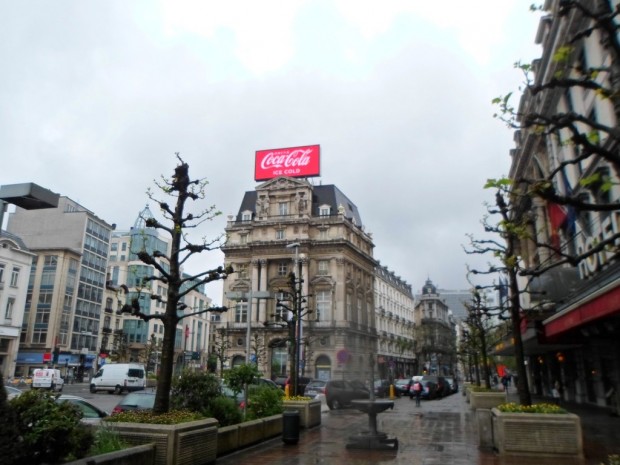 Place De Brouckère (à g.), le « Broadway » ou le « Time Square » bruxellois des années 1950-1960 a perdu de son charme...