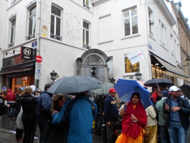Le Manneken Pis, même costumé, et la Grand’Place continuent d’attirer des millions de touristes
