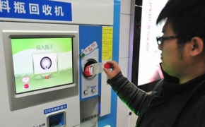 Pékin : Le ticket de métro payable en bouteilles plastique - CCTV