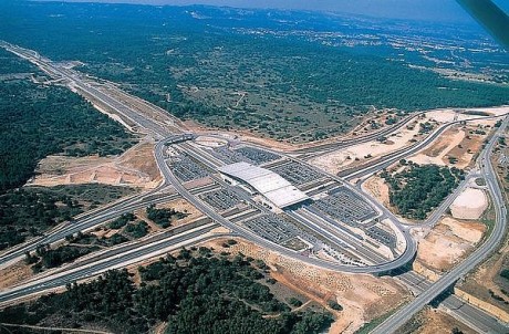La gare TGV d'Aix-en-Provence, perdue au coeur de la garrigue, cernée par des routes et parkings. Crédits photos : Jean-Claude Carbone