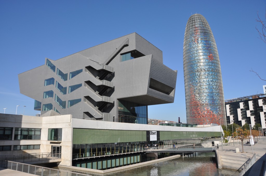 Le quartier créatif 22@barcelona. Un urbanisme pensé par et pour les classes sociales privilégiées ? Barcelona. Design Museum. MBM (Martorell-Bohigas-Mackay-Capdevila-Gual) architects. Torre AGBAR, Jean Nouvel architect (source : Flickr, CC)