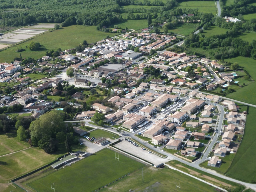 Le rêve de 87% des habitants en France... Vue aérienne de la commune de Cadaujac en Gironde, qui s’est engagée dans une démarche BIMBY en 2013 (crédit photo : Denis Caraire)