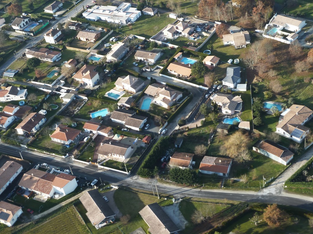 Vue aérienne de la commune de Martillac en Gironde, qui s’est engagée dans une démarche BIMBY en 2014 (crédit photo : Denis Caraire)