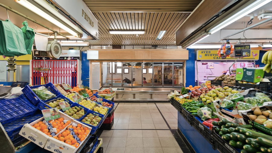 “Puesto en construcción”. Un espace de coworking implanté dans le marché de San Fernando - Lavapiés (source : http://puestopec.blogspot.com.es/).