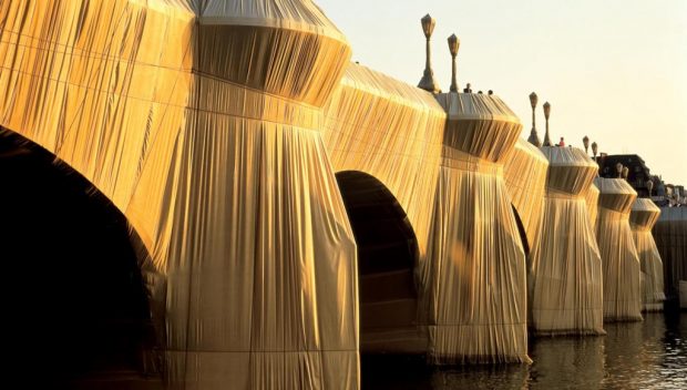 Le pont neuf comme neuf sous les toiles du couple d'artistes / © Christo et Jeanne-Claude