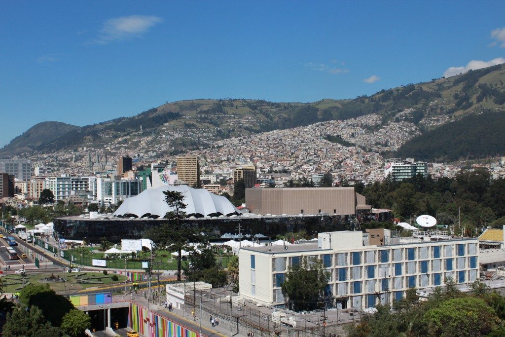 La maison de la culture équatorienne et son jardin, investis par la conférence Habitat III, dans le centre de Quito.