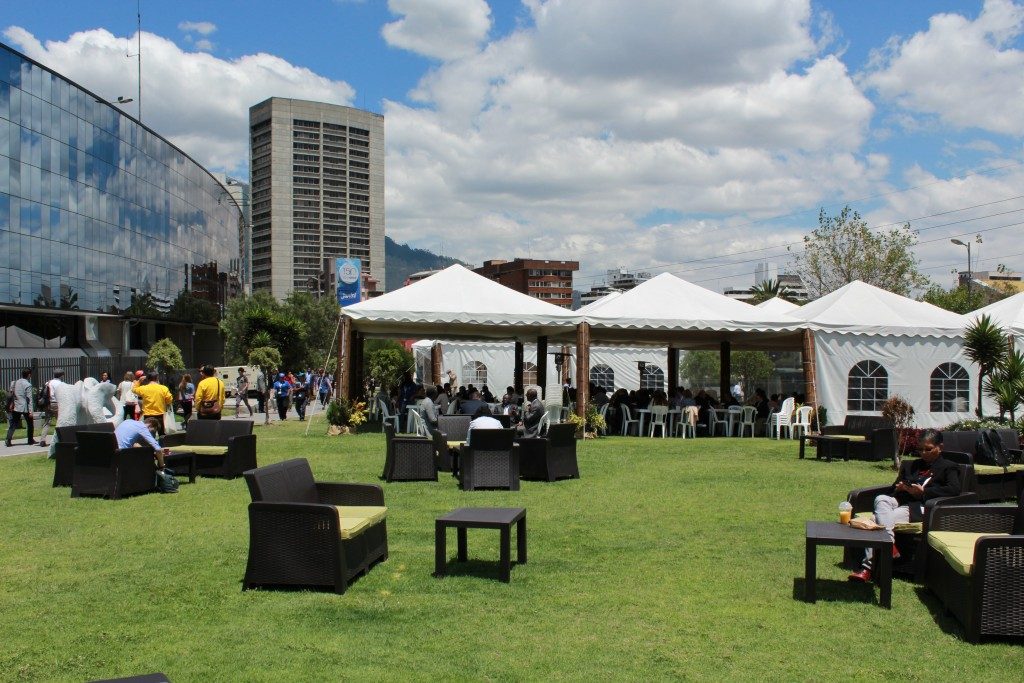 Espace lounge pour un networking réussi dans l’enceinte officielle