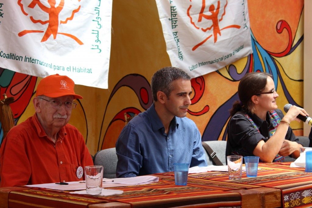 Assemblée générale de Habitat International Coalition (HIC), Enrique Ortiz (président d’honneur), Alvaro Puertas (Secrétaire général) et Lorena Zarate (Présidente)